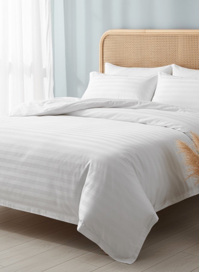 لونا هوم مجموعة غطاء لحاف Prime Hotel Stripe King Size 220 × 240 سم - 6 قطع: غطاء لحاف واحد (220 × 240 سم، بدون حشو)، 1 ملاءة سرير مزودة (200 × 200 + 30 سم)، 4 أغطية وسائد (50 × 75 سم). لون أبيض مخطط - Image 2